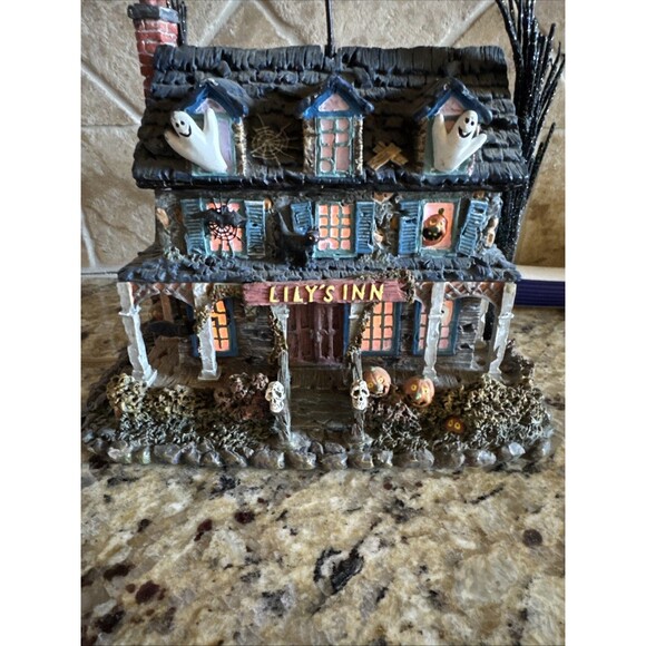 Hawthorne Village LILY'S INN THE MUNSTERS HALLOWEEN VILLAGE No. A3135 (READ DES) - Picture 9 of 12